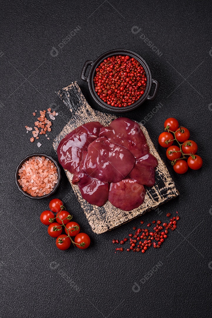 Fígado fresco em uma mesa de concreto