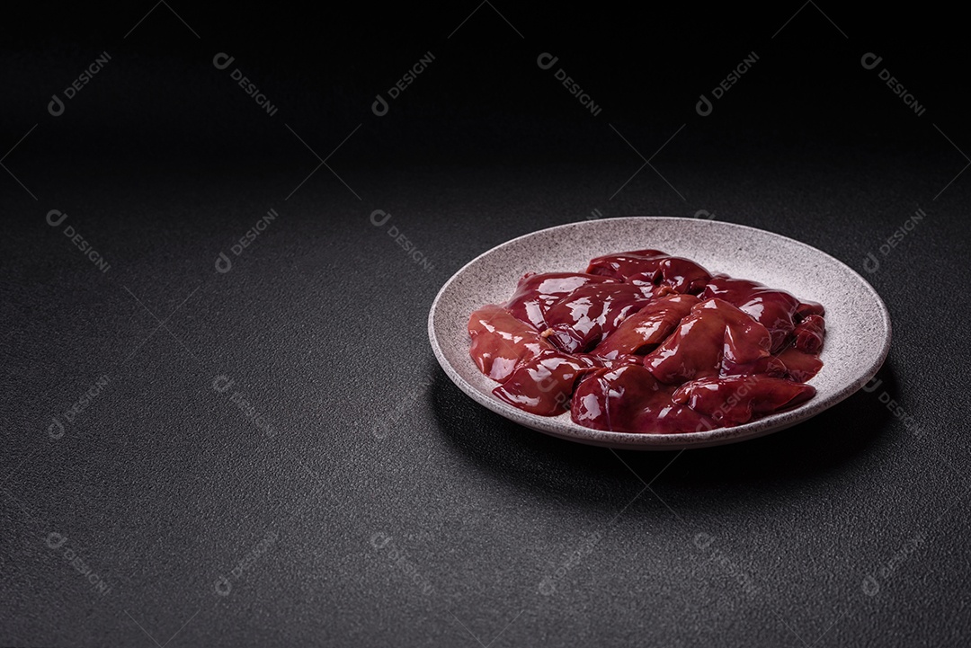 Fígado fresco em uma mesa de cocnreto