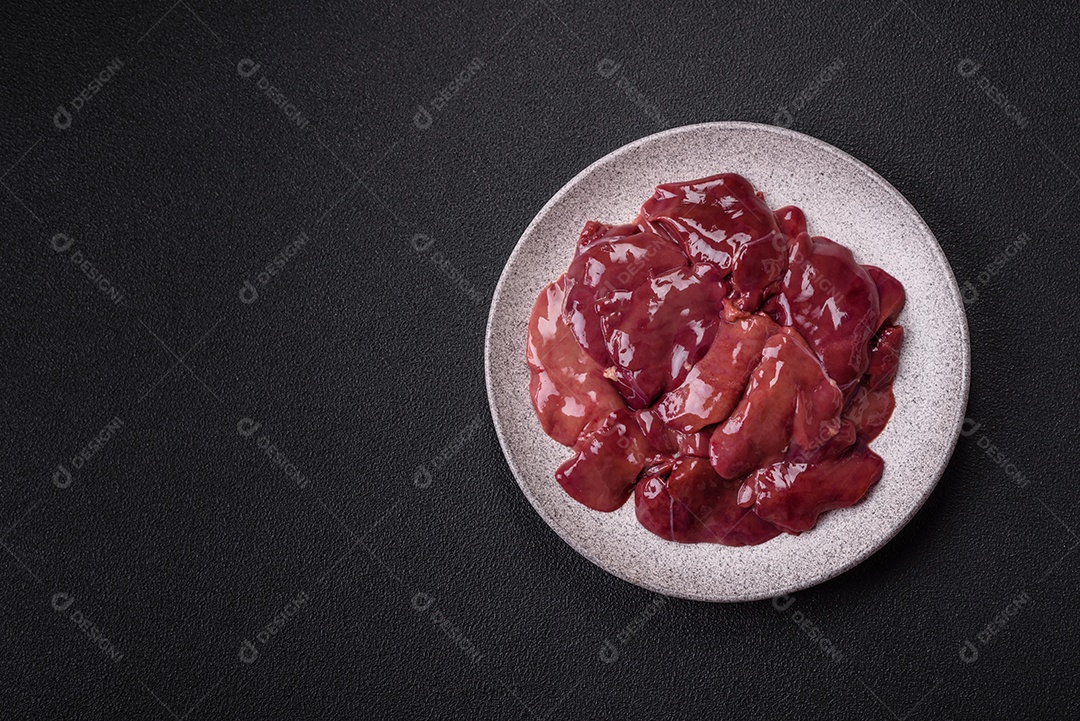 Fígado fresco em uma mesa de concreto