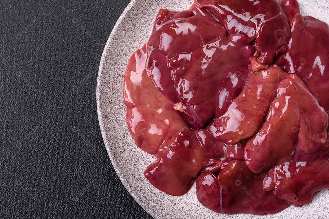 Fígado fresco em uma mesa de cocnreto