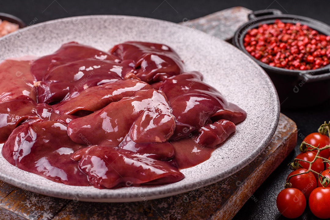 Fígado fresco em uma mesa de cocnreto