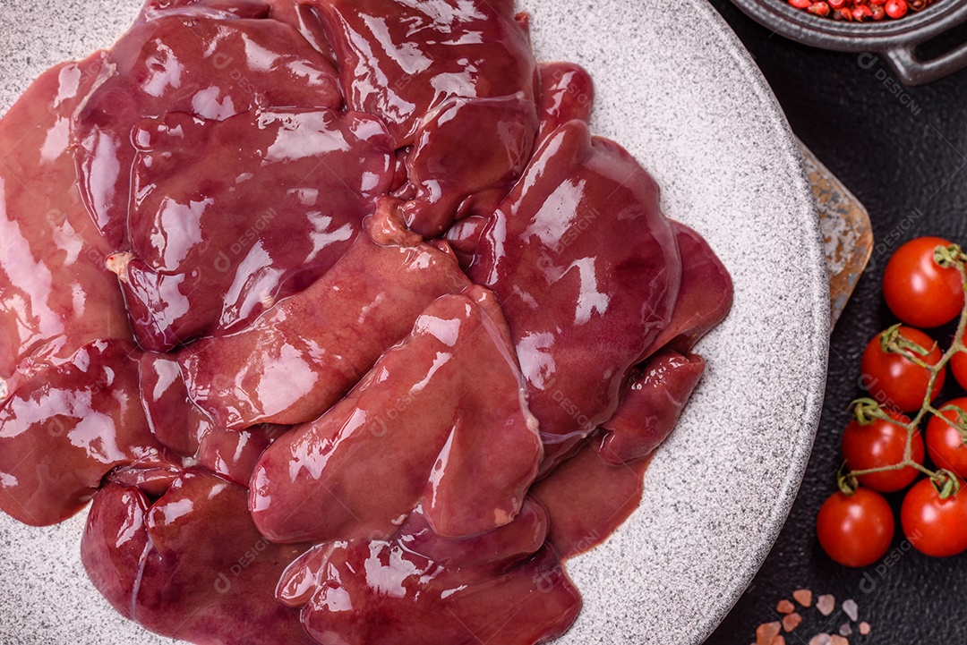 Fígado fresco em uma mesa de cocnreto