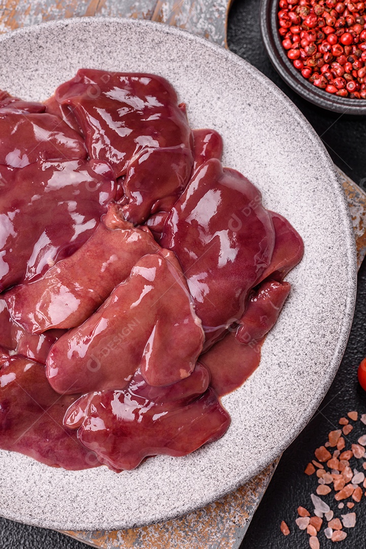 Fígado fresco em uma mesa de cocnreto