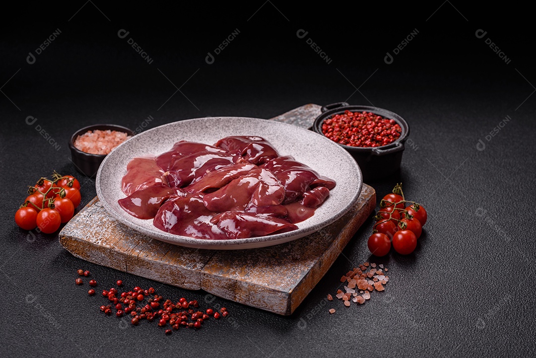Fígado fresco em uma mesa de cocnreto