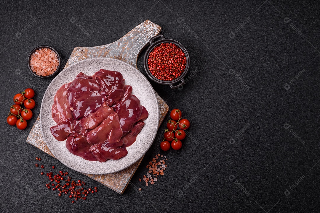Fígado fresco em uma mesa de cocnreto