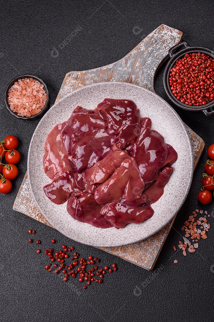 Fígado fresco em uma mesa de cocnreto