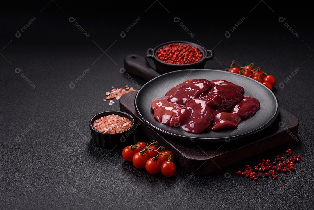 Fígado fresco em uma mesa de cocnreto