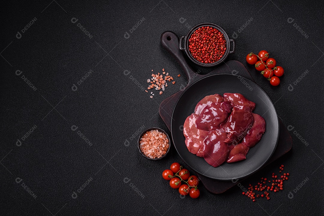 Fígado fresco em uma mesa de concreto