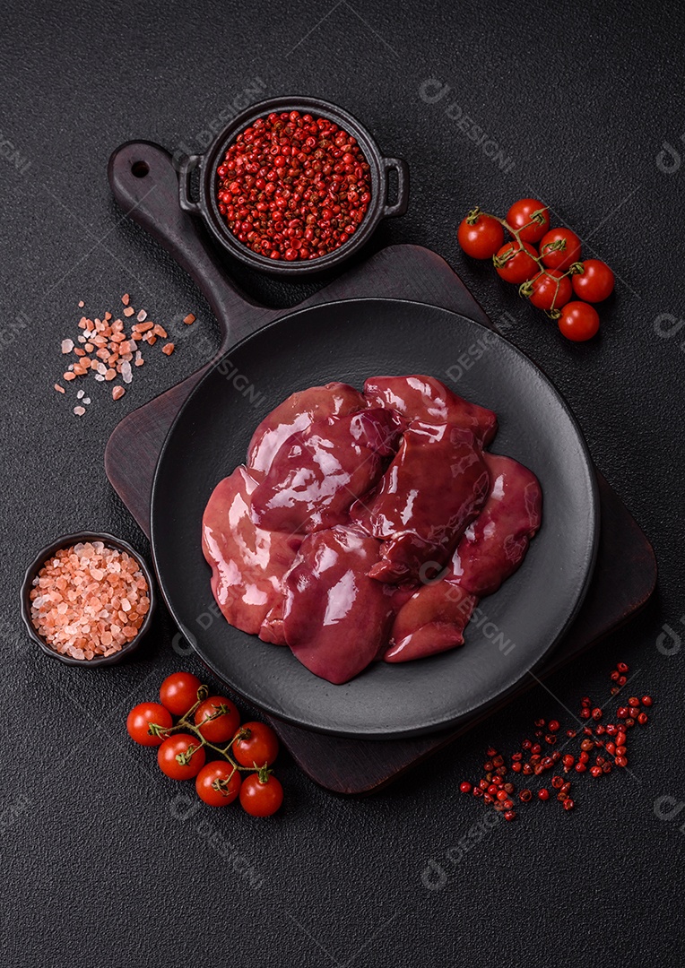 Fígado fresco em uma mesa de cocnreto