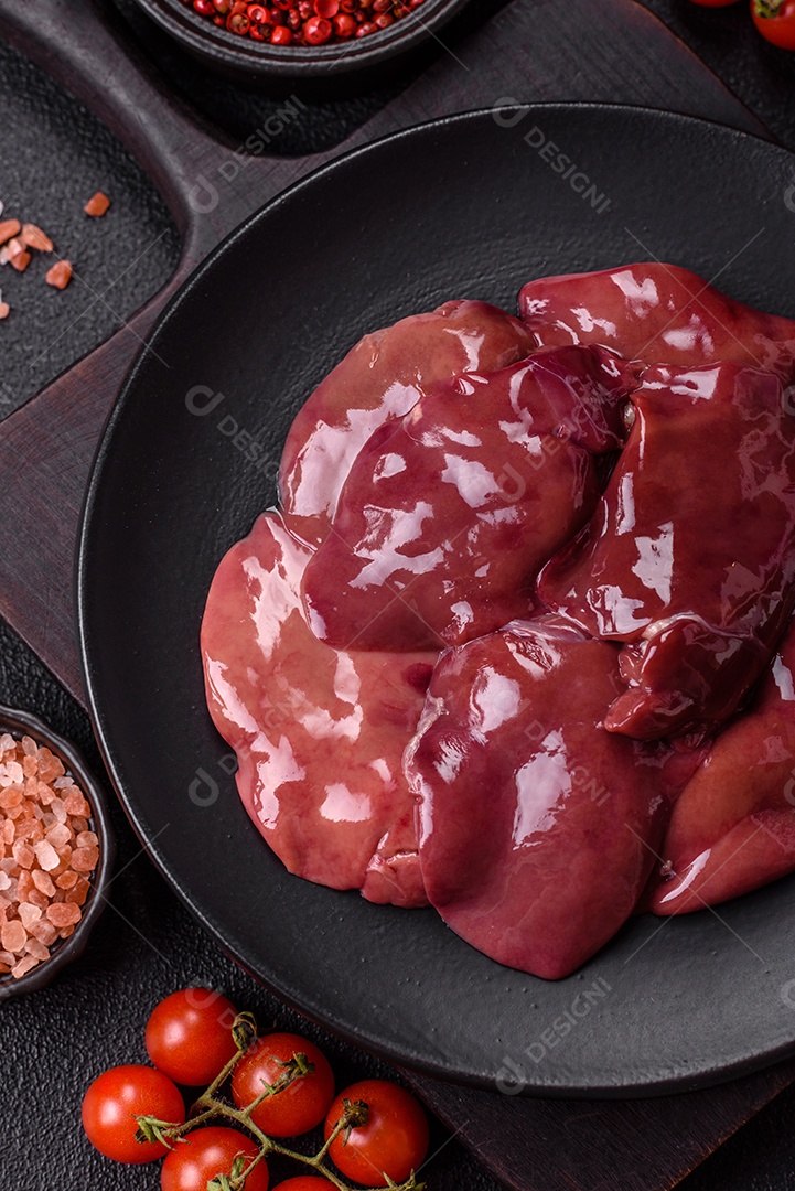 Fígado fresco em uma mesa de cocnreto