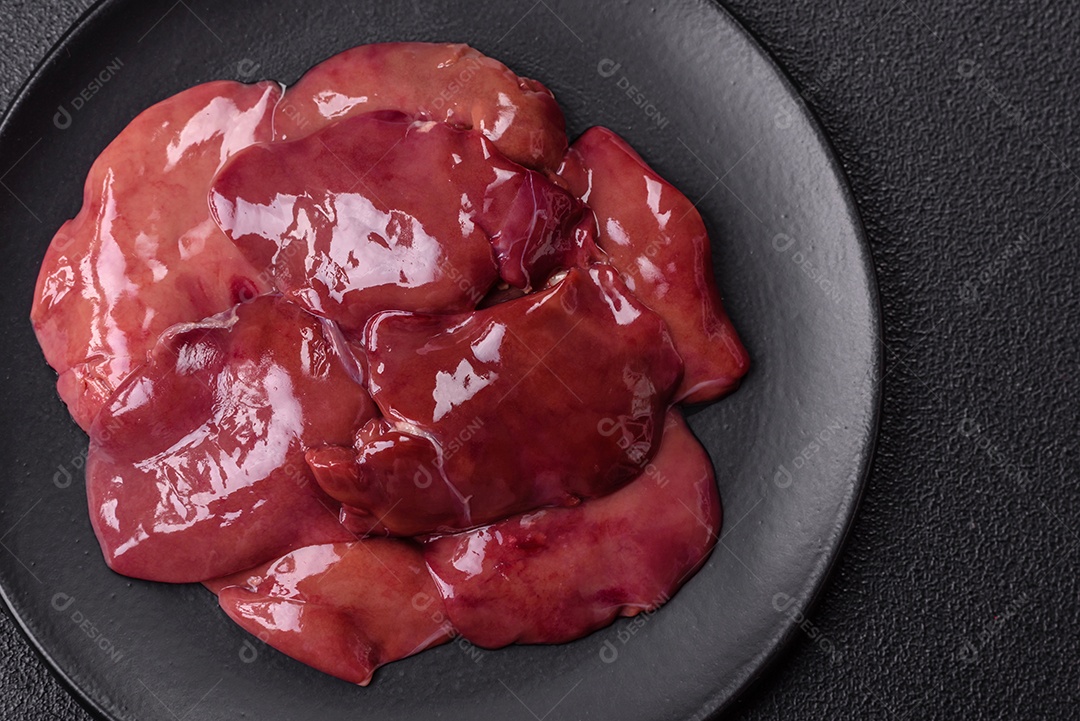 Fígado fresco em uma mesa de concreto