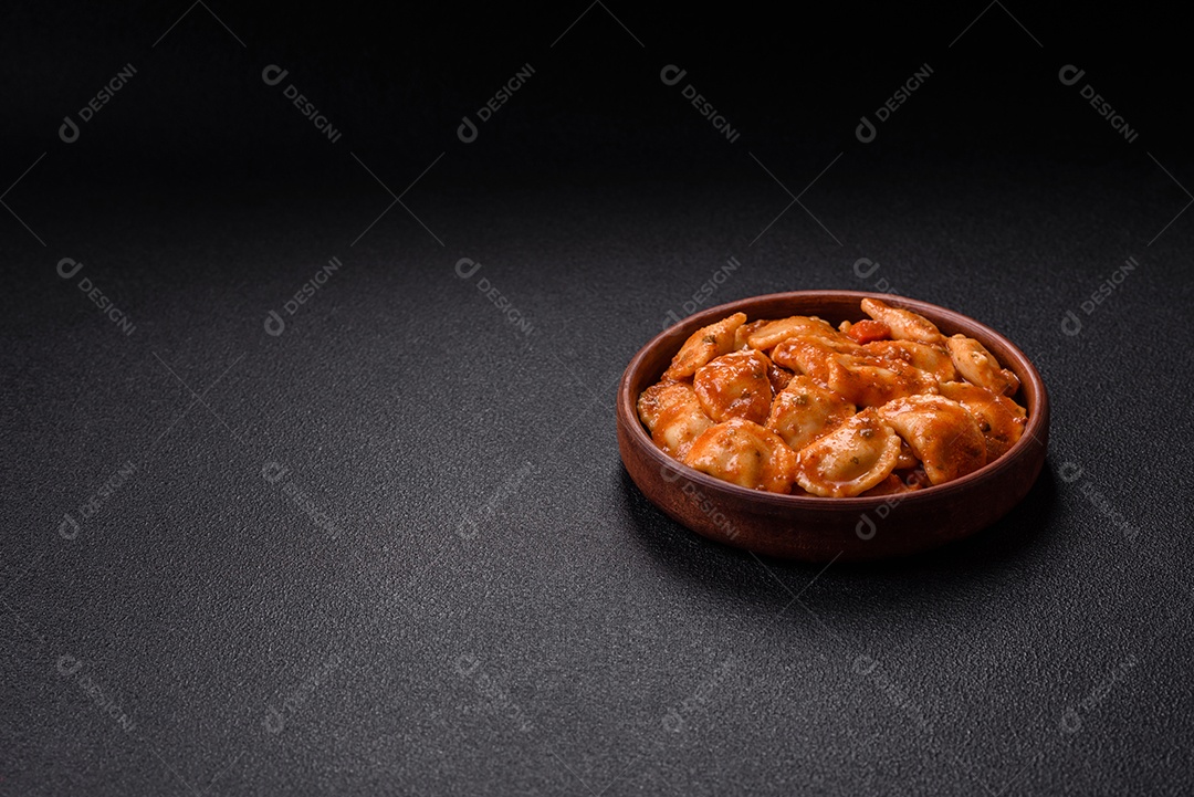 Prato de comida Ravióli frutos do mar molho de tomate alimento italiana