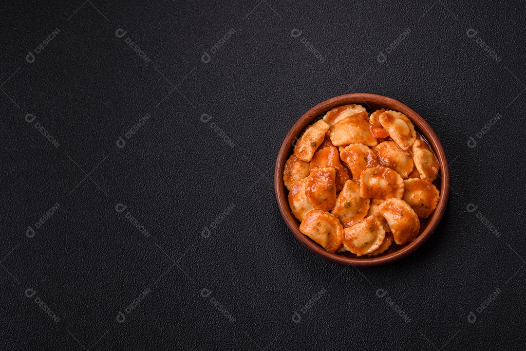 Prato de comida Ravióli frutos do mar molho de tomate alimento italiana