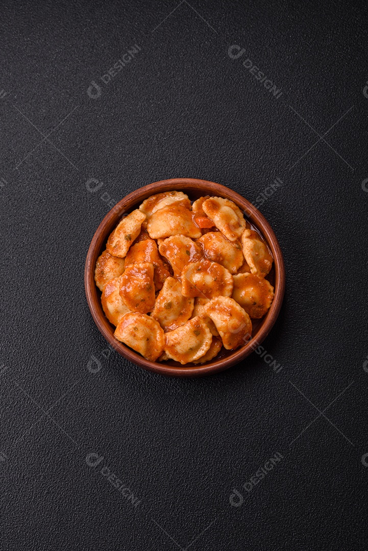 Prato de comida Ravióli frutos do mar molho de tomate alimento italiana