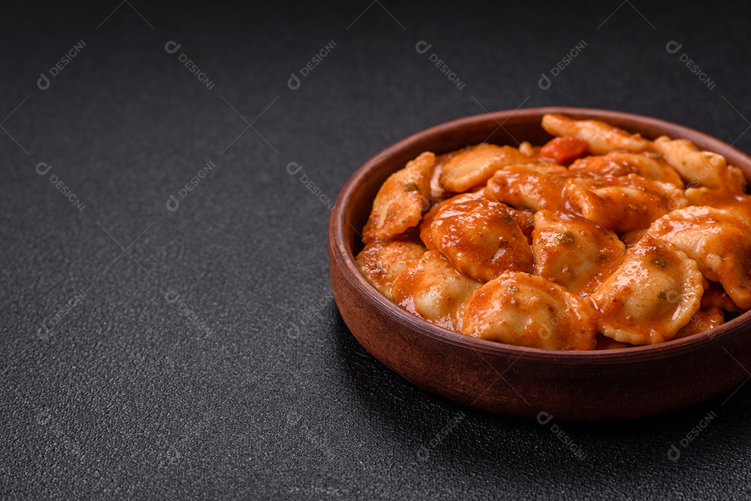 Prato de comida Ravióli frutos do mar molho de tomate alimento italiana