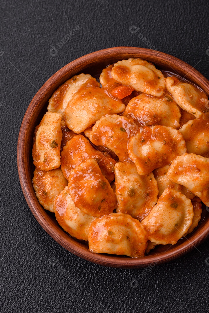 Prato de comida Ravióli frutos do mar molho de tomate alimento italiana