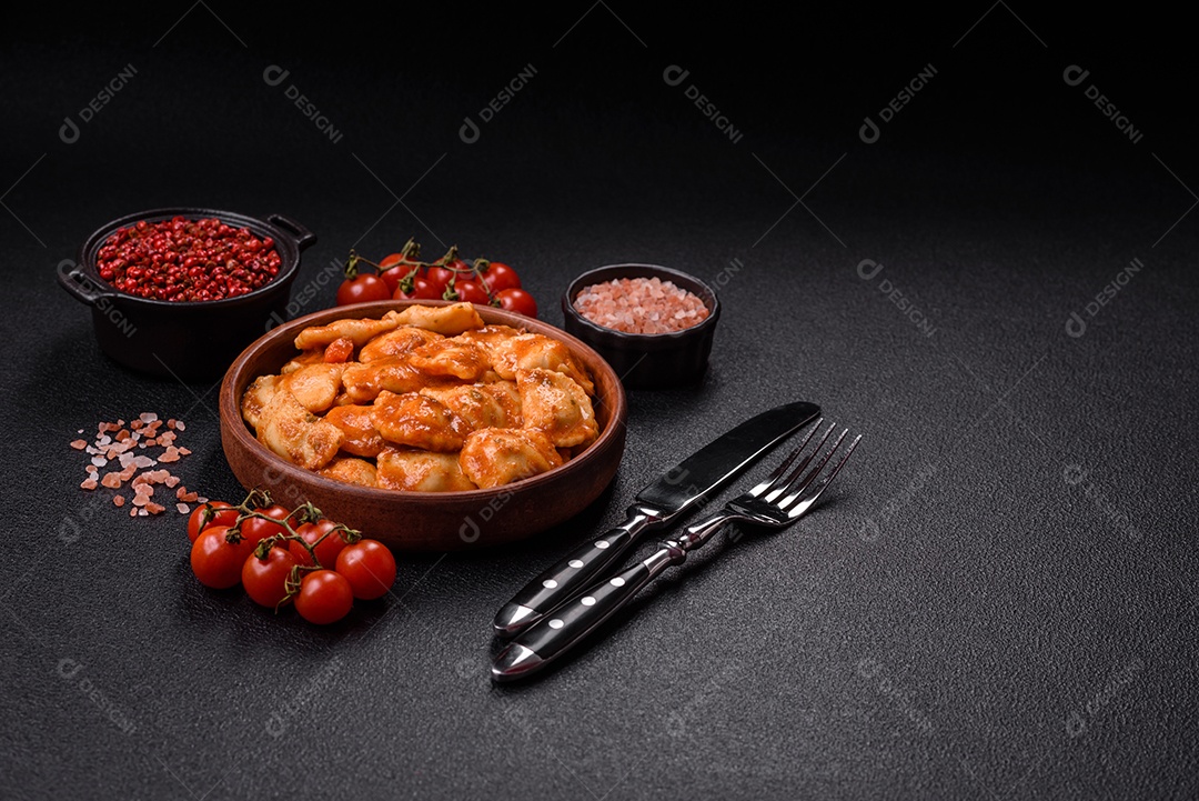 Prato de comida Ravióli frutos do mar molho de tomate alimento italiana