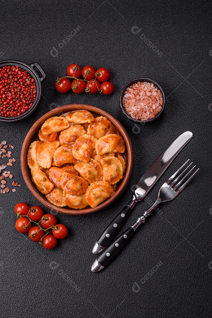 Prato de comida Ravióli frutos do mar molho de tomate alimento italiana