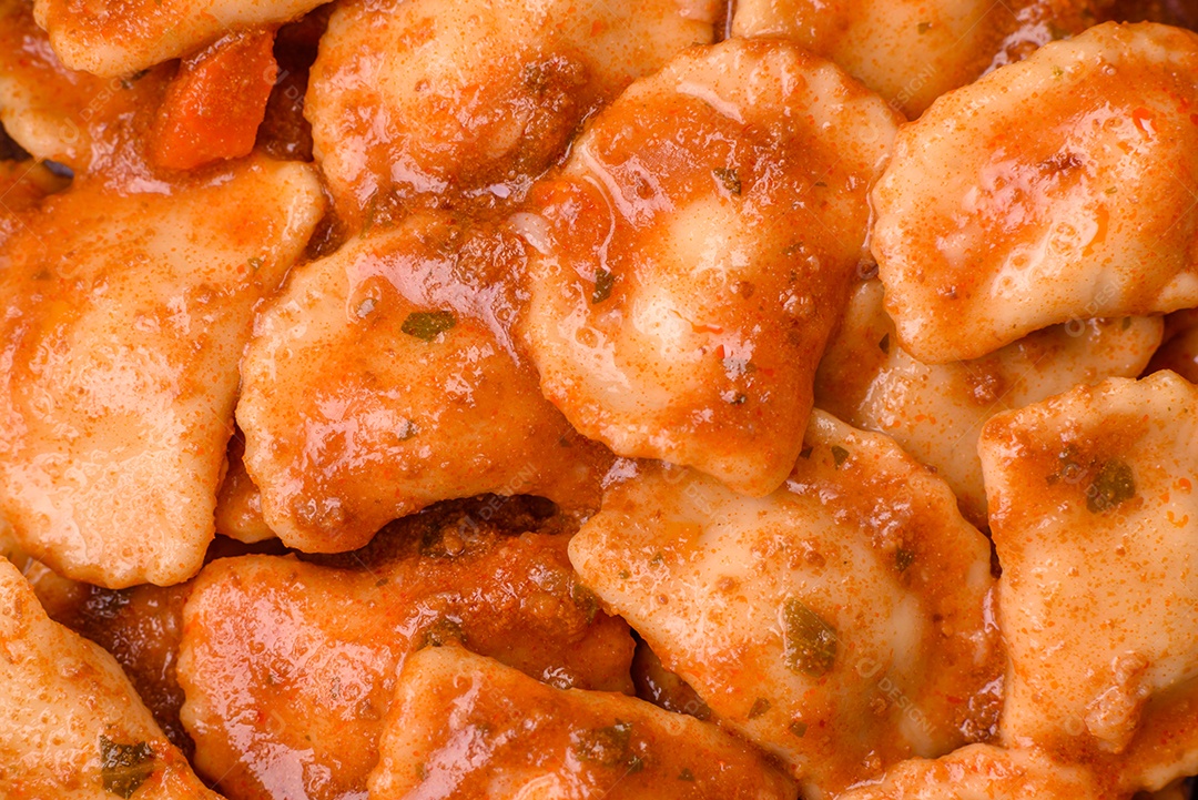 Prato de comida Ravióli frutos do mar molho de tomate alimento italiana