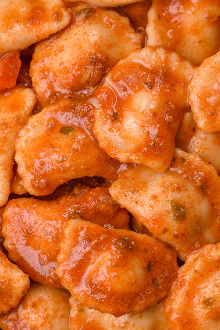 Prato de comida Ravióli frutos do mar molho de tomate alimento italiana