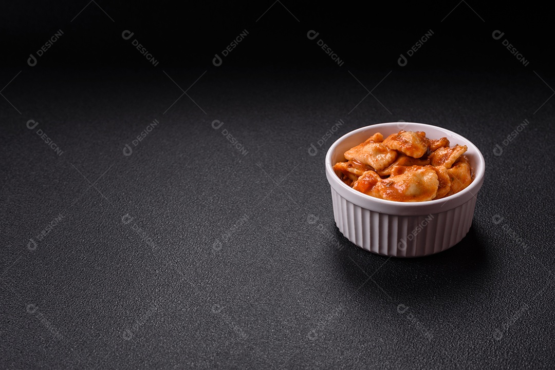 Prato de comida Ravióli frutos do mar molho de tomate alimento italiana