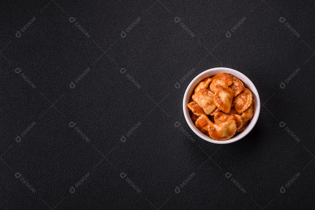 Tigela de comida Ravióli frutos do mar molho de tomate alimento italiana
