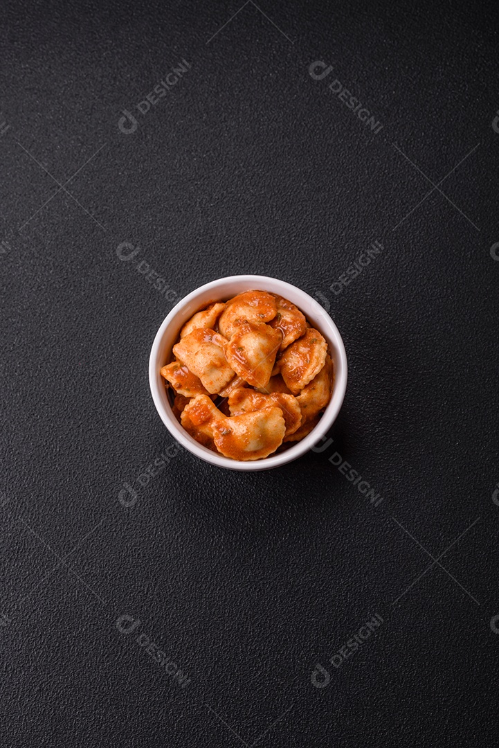 Tigela de comida Ravióli frutos do mar molho de tomate alimento italiana