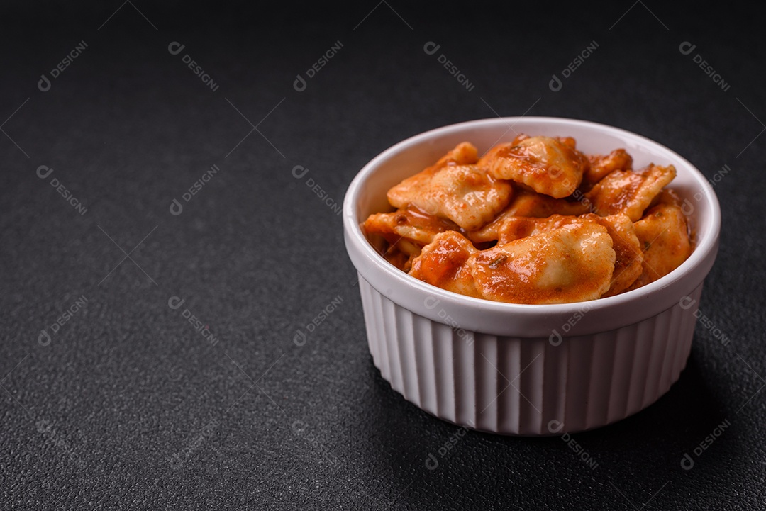 Prato de comida Ravióli frutos do mar molho de tomate alimento italiana