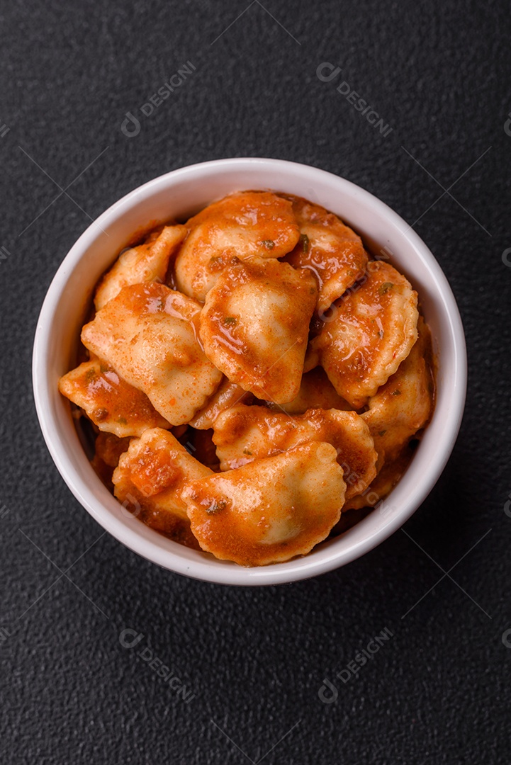 Tigela de comida Ravióli frutos do mar molho de tomate alimento italiana