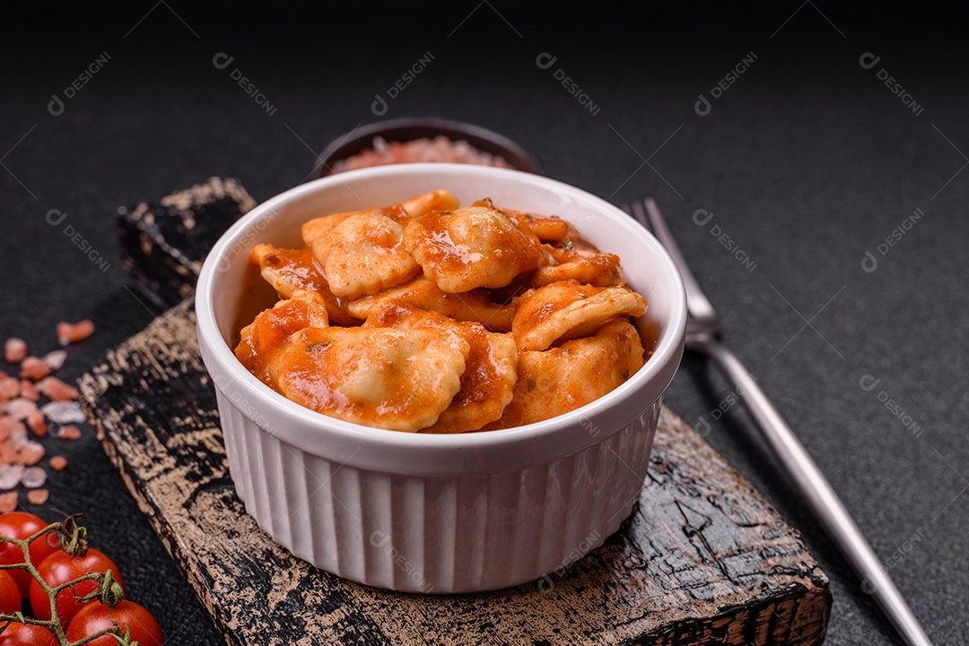 Prato de comida Ravióli frutos do mar molho de tomate alimento italiana