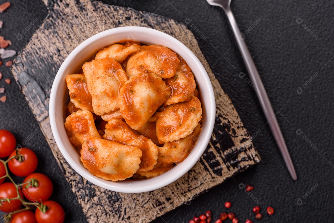Prato de comida Ravióli frutos do mar molho de tomate alimento italiana