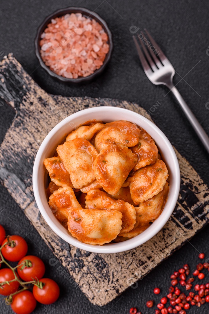 Prato de comida Ravióli frutos do mar molho de tomate alimento italiana