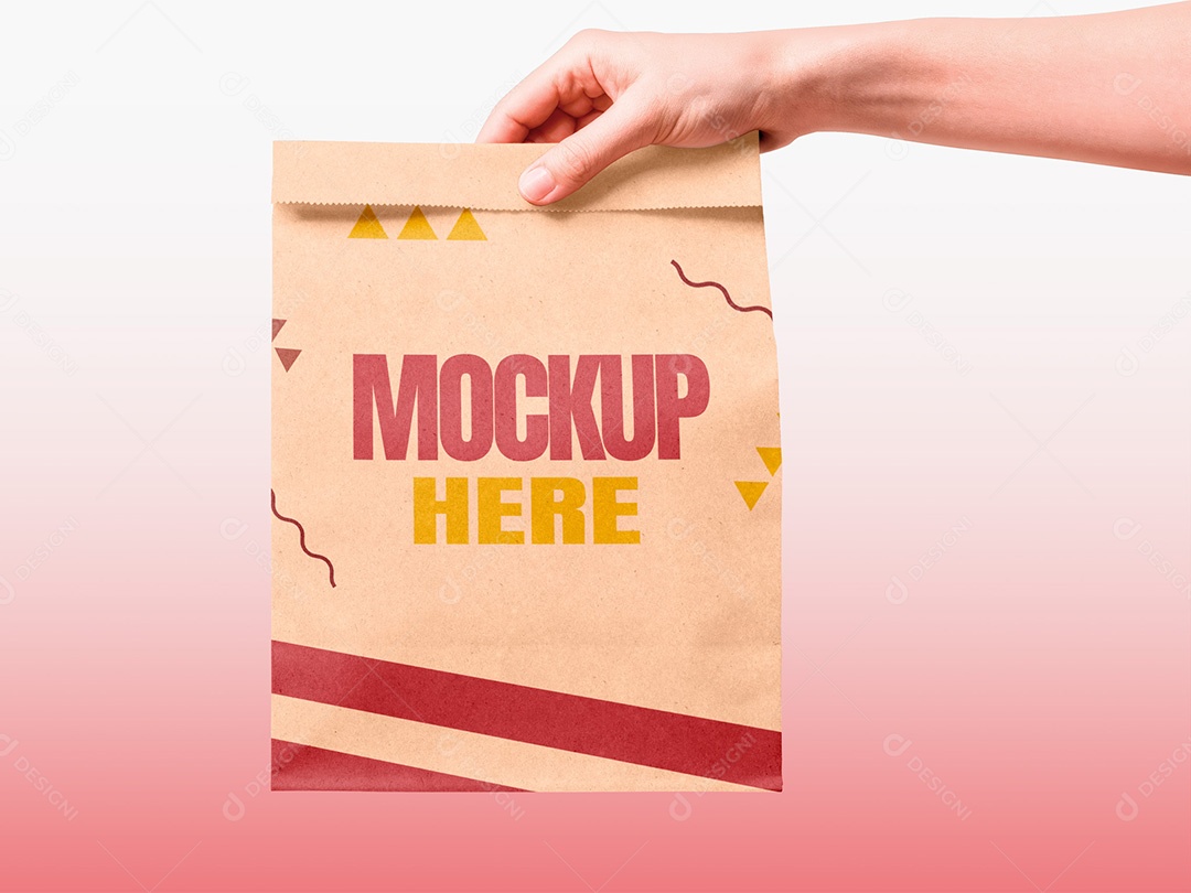 Mão Segurando um Pacote Kraft Mockup PSD Editável