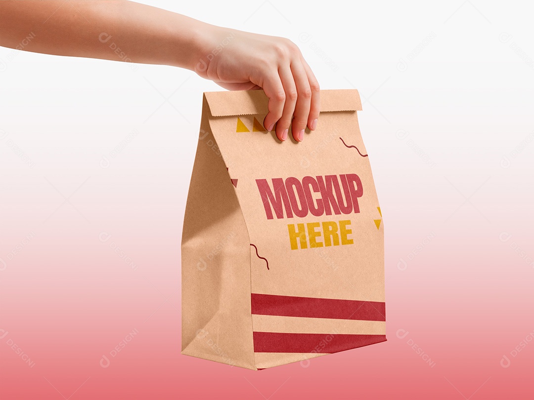 Mão Segurando um Pacote Kraft Mockup PSD Editável