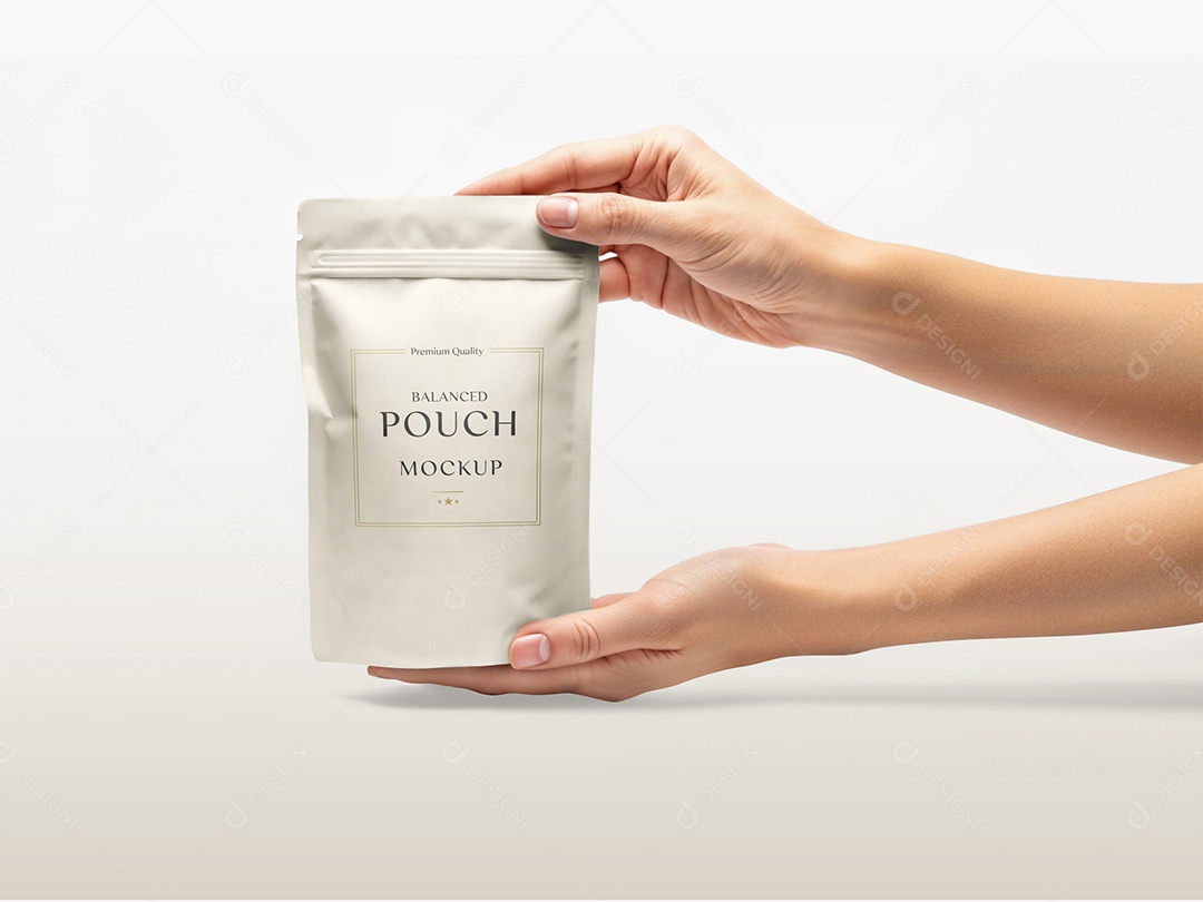 Mão Segurando uma Embalagem Mockup PSD Editável