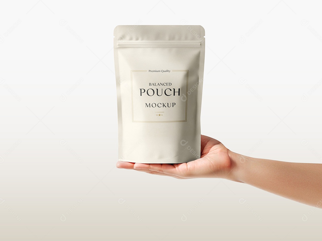 Mão Segurando uma Embalagem Mockup PSD Editável