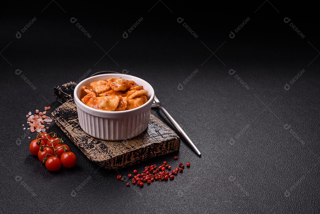 Tigela de comida Ravióli frutos do mar molho de tomate alimento italiana
