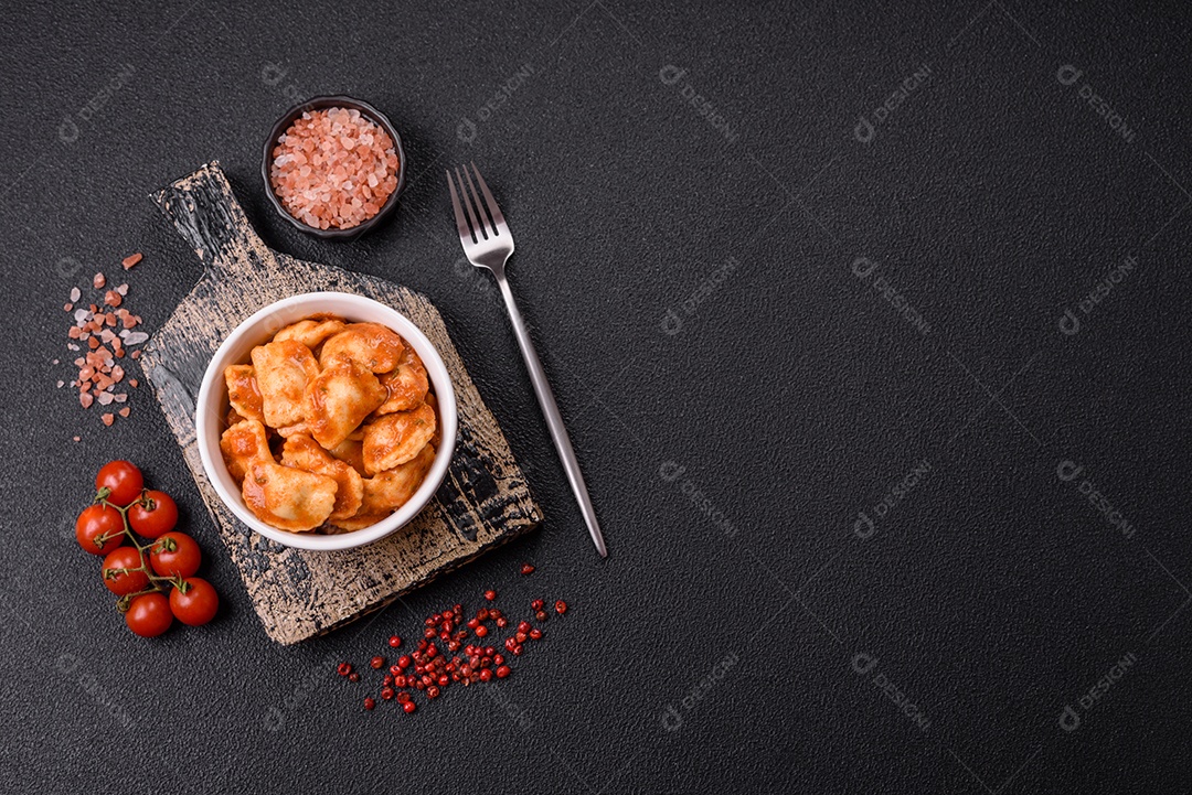 Prato de comida Ravióli frutos do mar molho de tomate alimento italiana