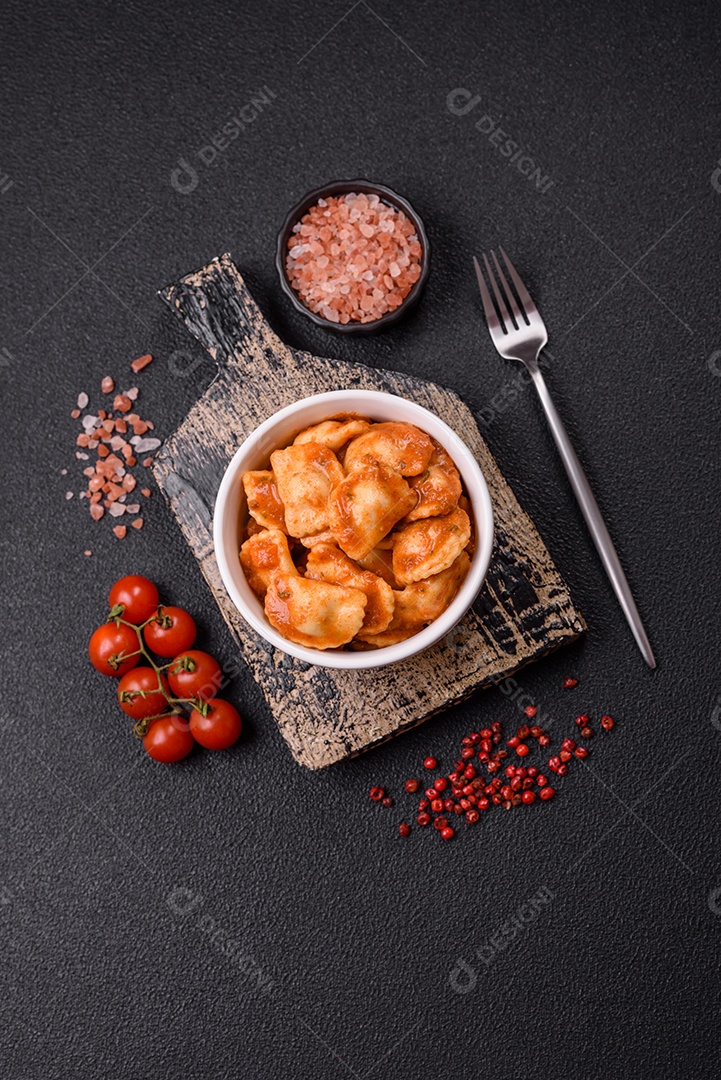 Prato de comida Ravióli frutos do mar molho de tomate alimento italiana