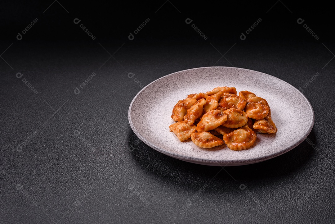 Prato de comida Ravióli frutos do mar molho de tomate alimento italiana