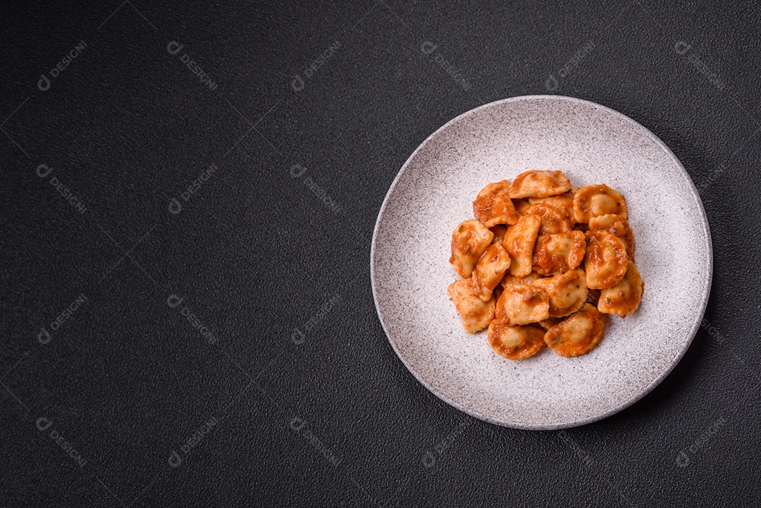 Prato de comida Ravióli frutos do mar molho de tomate alimento italiana