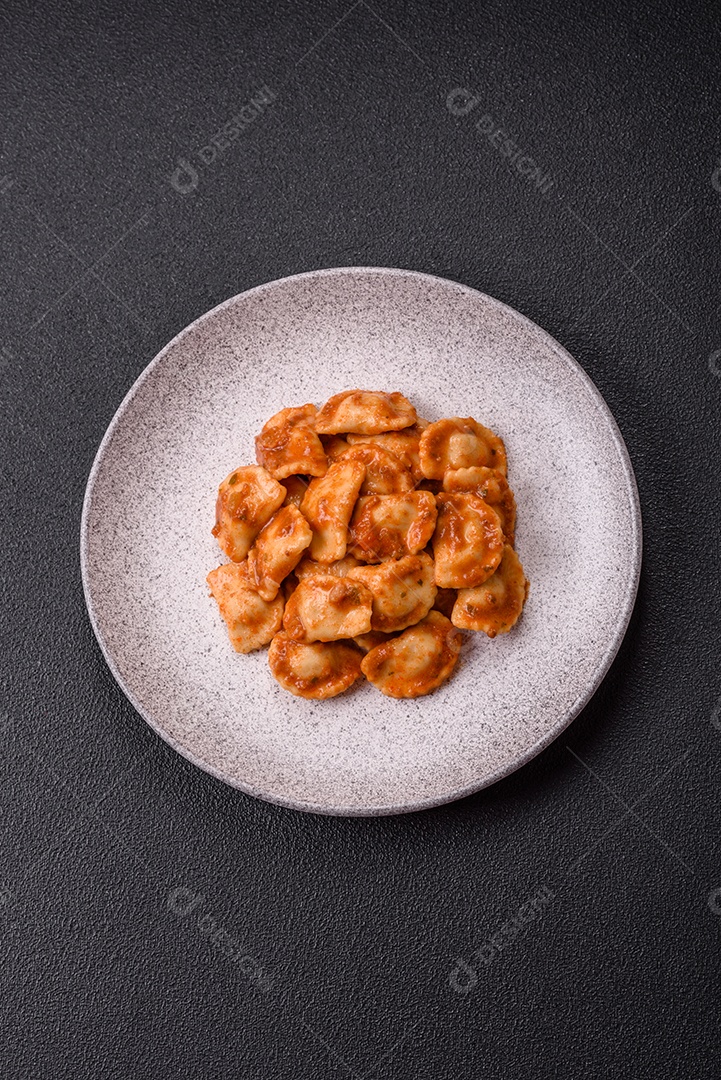 Prato de comida Ravióli frutos do mar molho de tomate alimento italiana