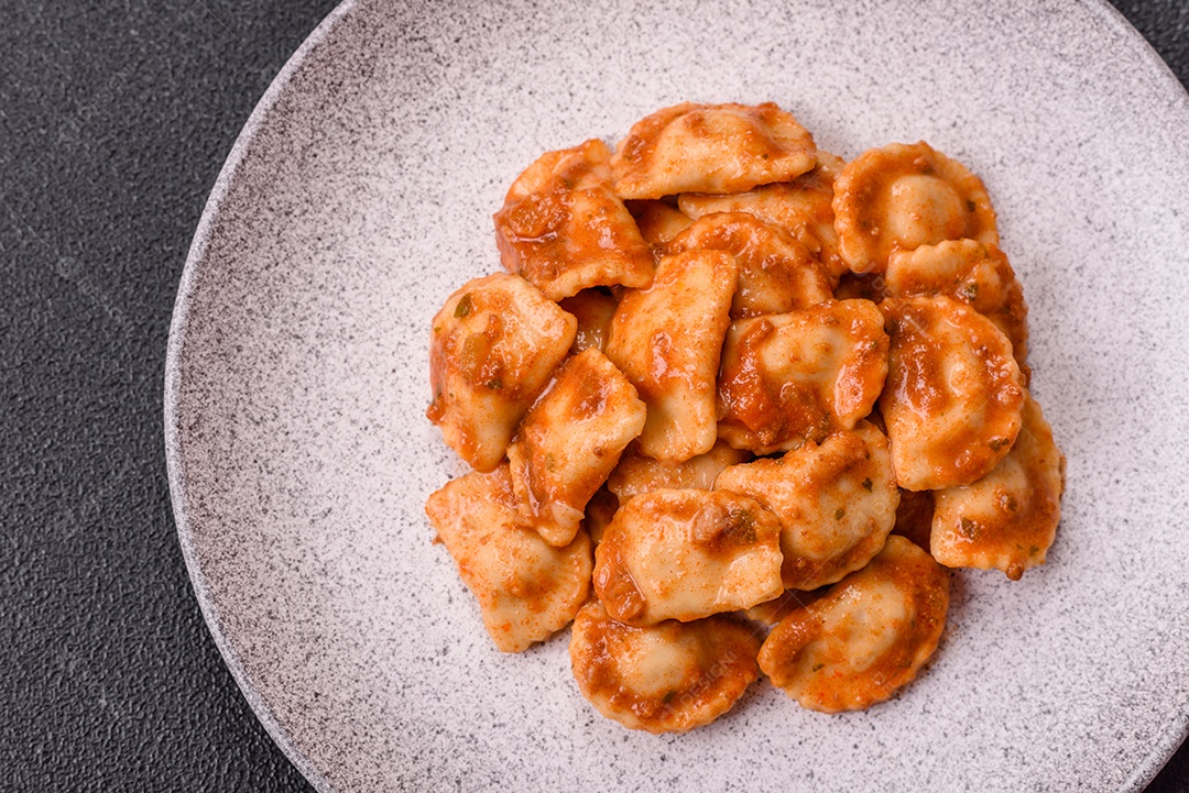 Prato de comida Ravióli frutos do mar molho de tomate alimento italiana