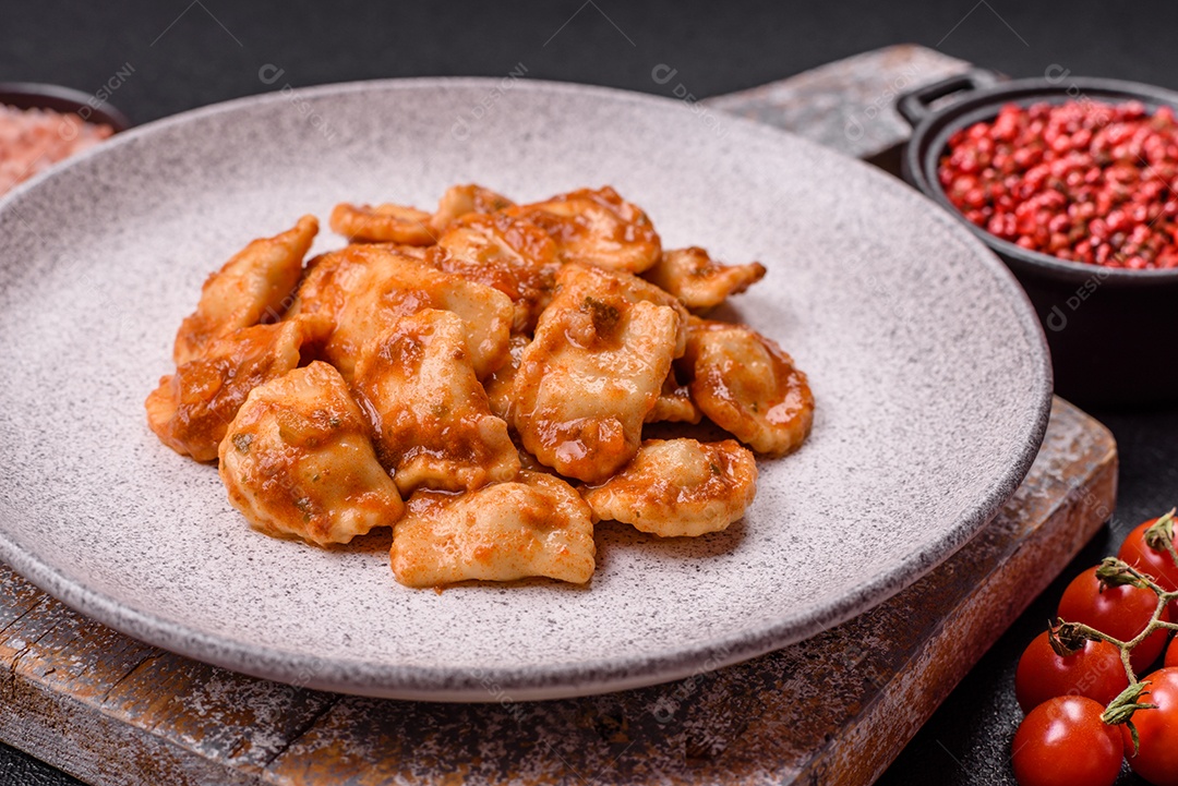 Prato de comida Ravióli frutos do mar molho de tomate alimento italiana