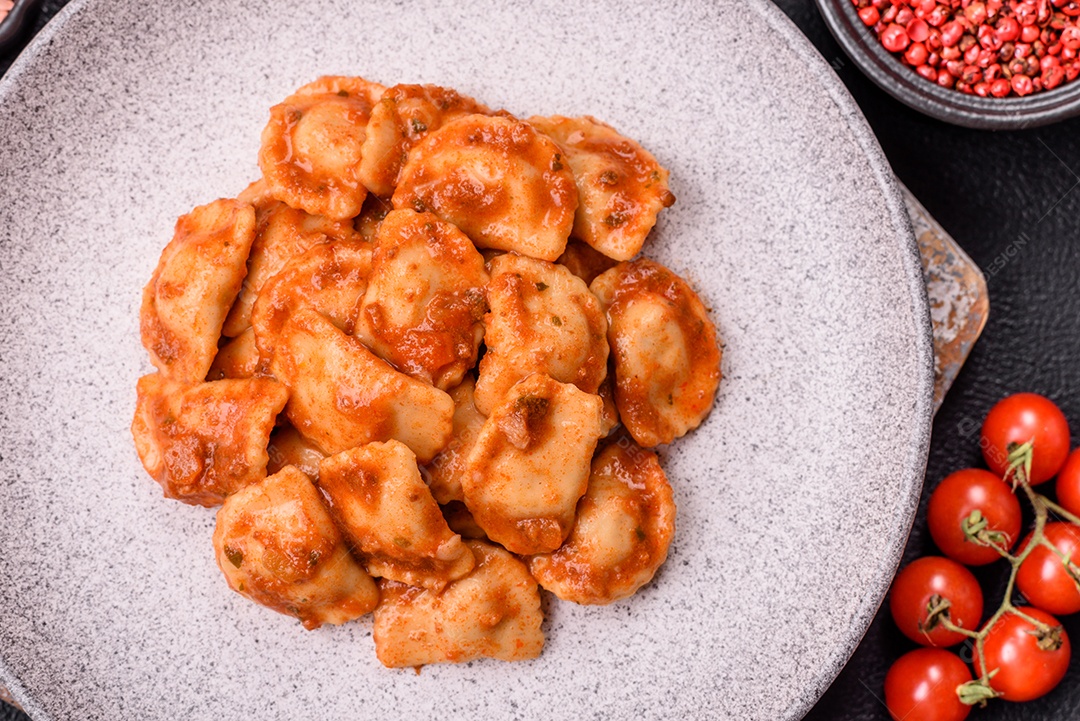 Prato de comida Ravióli frutos do mar molho de tomate alimento italiana