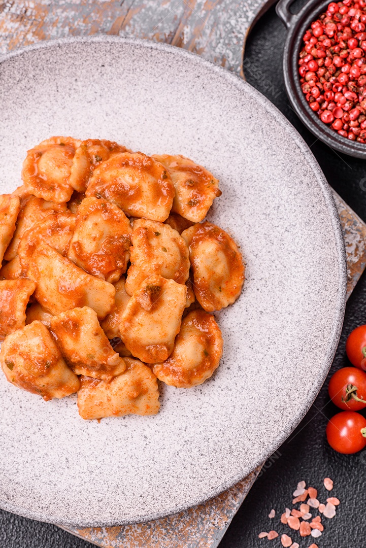 Prato de comida Ravióli frutos do mar molho de tomate alimento italiana