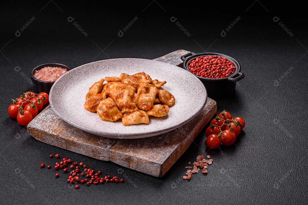 Prato de comida Ravióli frutos do mar molho de tomate alimento italiana