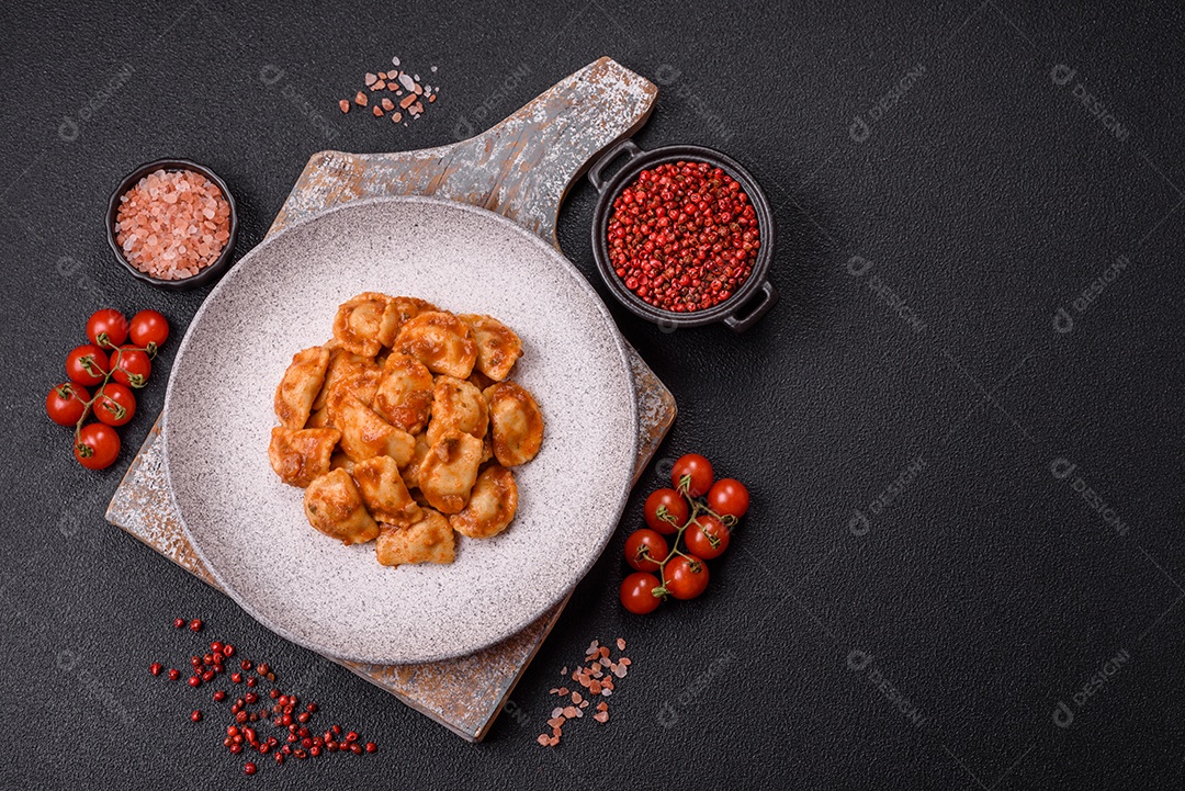 Prato de comida Ravióli frutos do mar molho de tomate alimento italiana