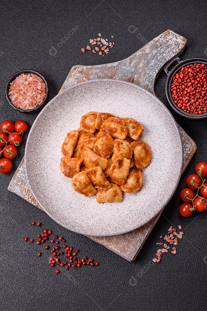 Prato de comida Ravióli frutos do mar molho de tomate alimento italiana