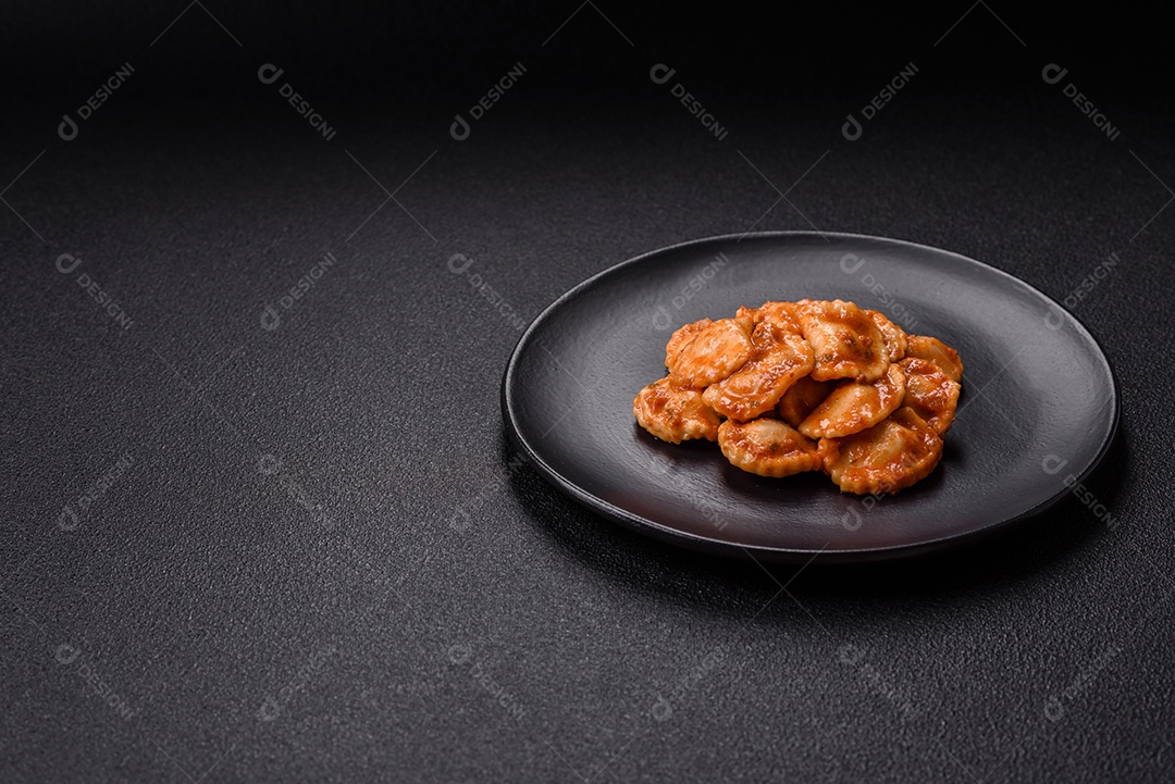 Prato de comida Ravióli frutos do mar molho de tomate alimento italiana